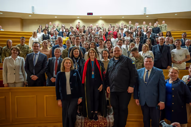 Foto 1: Roberta METSOLA, EP President, in Kyiv (Ukraine) on Europe Day - Receiving the Honorary Doctorate from the Kyiv National Taras Shevchenko University