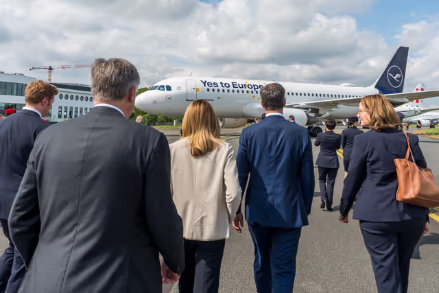 Fotagrafa 3: Unveiling of four branded airplanes to support the 2024 European Election campaign: extracts from the event with the participation of Roberta METSOLA, EP President