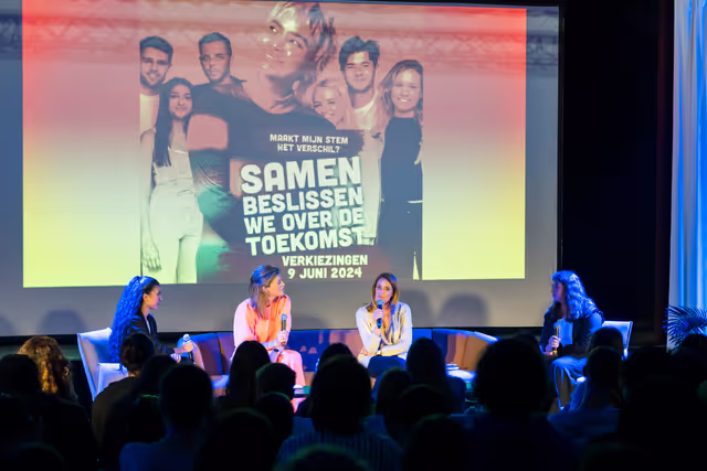 Nuotrauka 10: Official visit by Roberta METSOLA, EP President to Zaventem (Belgium) - Meeting with young people