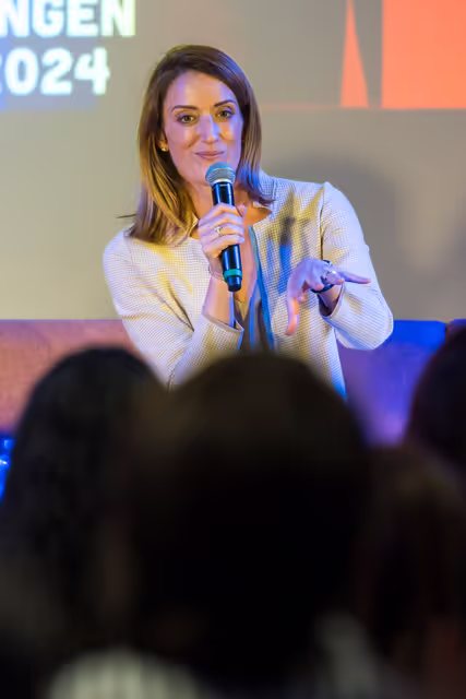 Nuotrauka 8: Official visit by Roberta METSOLA, EP President to Zaventem (Belgium) - Meeting with young people