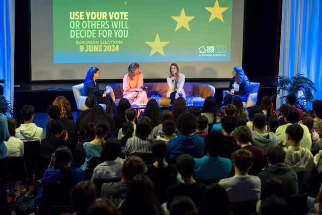 Nuotrauka 9: Official visit by Roberta METSOLA, EP President to Zaventem (Belgium) - Meeting with young people