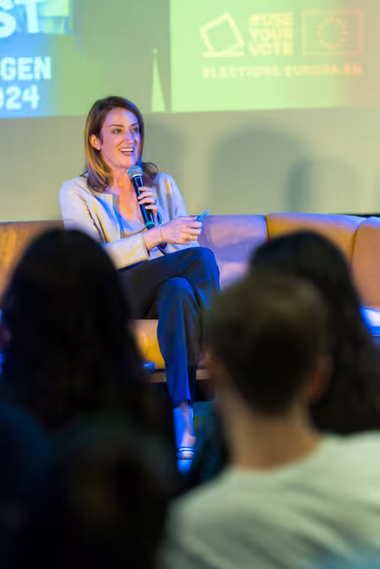 Nuotrauka 3: Official visit by Roberta METSOLA, EP President to Zaventem (Belgium) - Meeting with young people