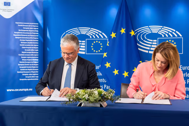 Foto 1: Roberta METSOLA, EP President, Vasco ALVES CORDEIRO, Cor President sign a new agreement