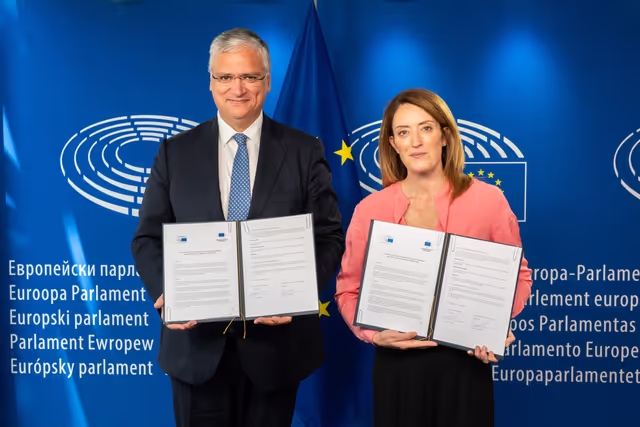 Foto 2: Roberta METSOLA, EP President, Vasco ALVES CORDEIRO, Cor President sign a new agreement