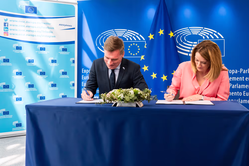 Roberta METSOLA, EP President, Oliver ROPKE, EESC President sign a new cooperation agreement