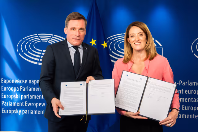 Foto 1: Roberta METSOLA, EP President, Oliver ROPKE, EESC President sign a new cooperation agreement