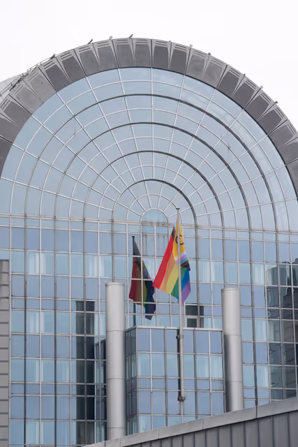 Fotografia 13: International Day Against Homophobia, Biphobia, Intersexism and Transphobia (IDAHOBIT) - Rainbow flag next to the EP buildings