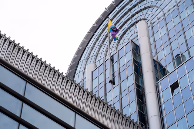 Fotografia 9: International Day Against Homophobia, Biphobia, Intersexism and Transphobia (IDAHOBIT) - Rainbow flag next to the EP buildings