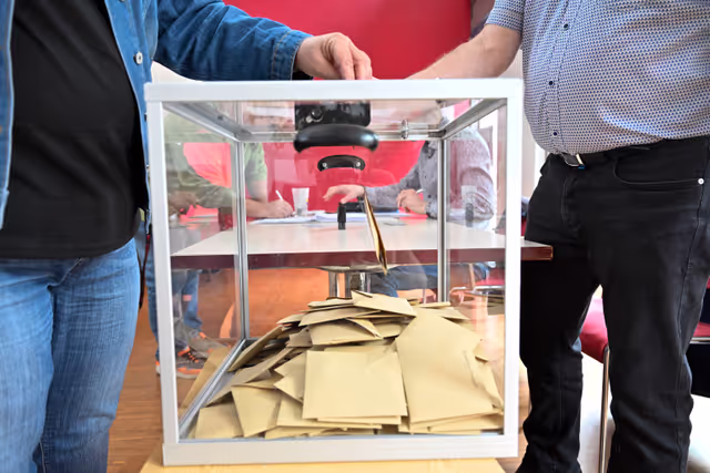 Fotografie 13: European elections 2024  - Ambiance shots of polling stations in France