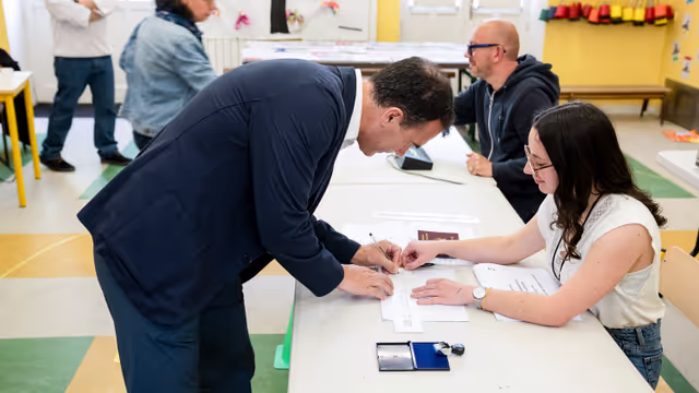 Fotografie 2: European elections 2024  - Ambiance shots of polling stations in France