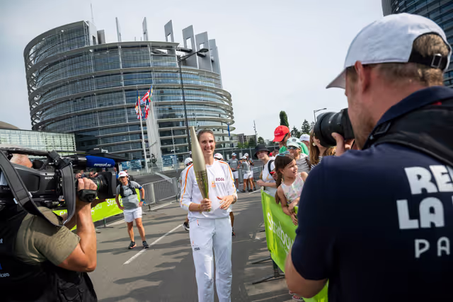 Photo 9: Olympics flame in the EP Strasbourg