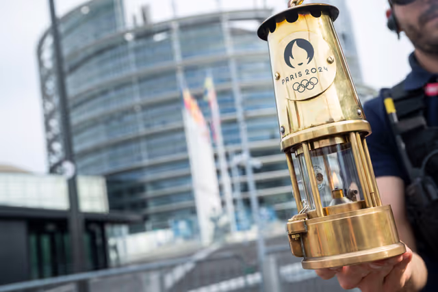 Photo 6: Olympics flame in the EP Strasbourg