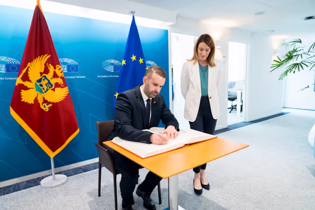 Zdjęcie 2: Roberta METSOLA, EP President meets with Milojko SPAJIC, Prime Minister of Montenegro