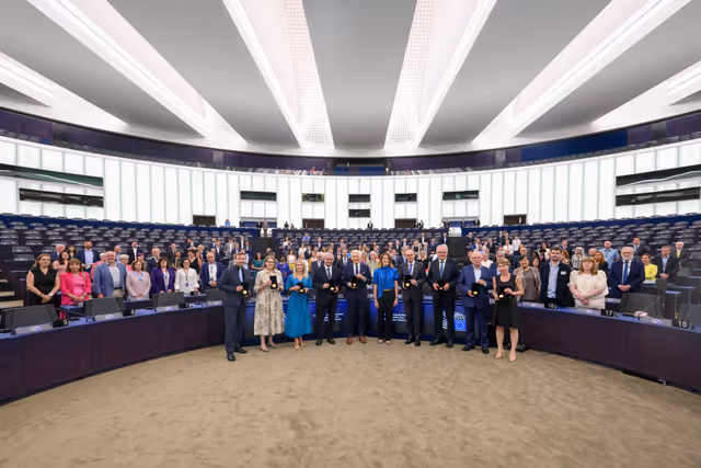 Fotografi 7: Medal Award Ceremony for Outgoing Members