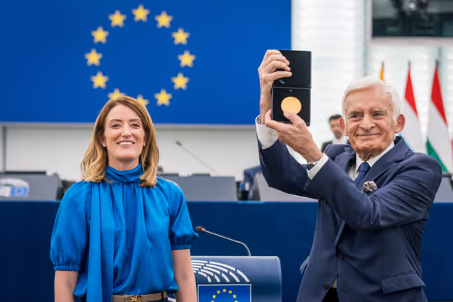 Fotografi 22: Medal Award Ceremony for Outgoing Members