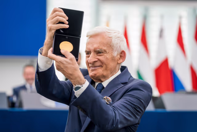 Fotografi 24: Medal Award Ceremony for Outgoing Members