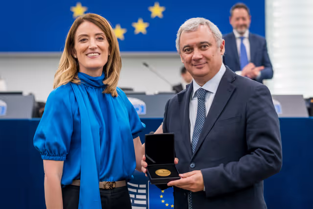 Fotografi 19: Medal Award Ceremony for Outgoing Members