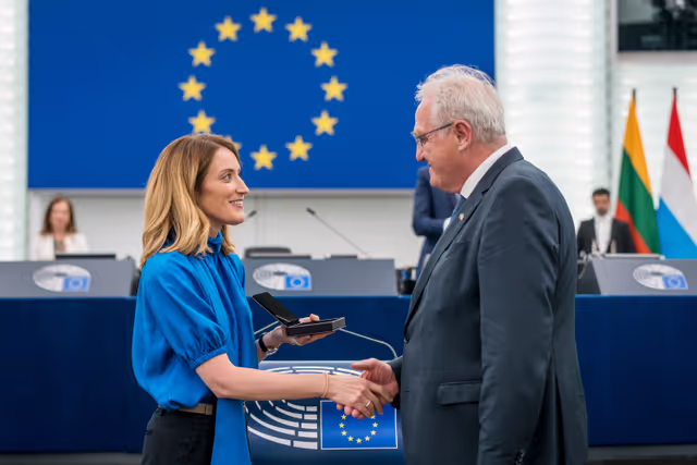 Fotografi 11: Medal Award Ceremony for Outgoing Members