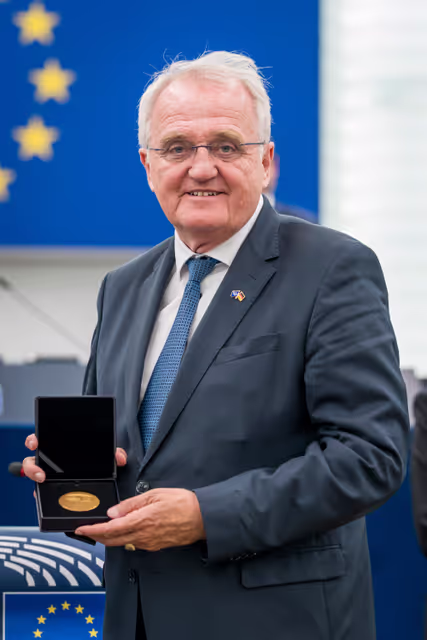 Fotografi 12: Medal Award Ceremony for Outgoing Members