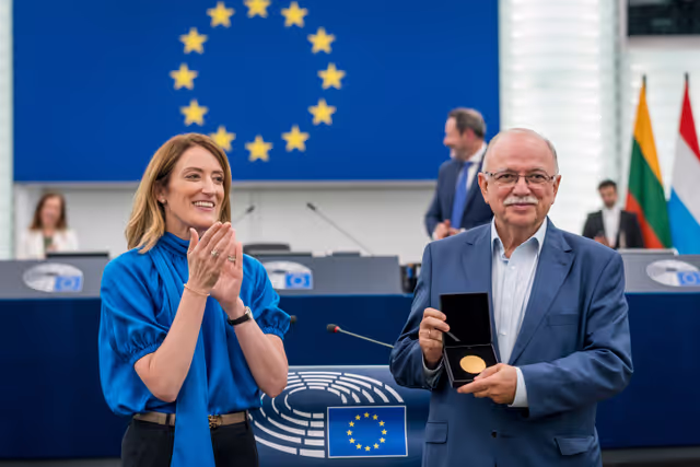 Fotografi 14: Medal Award Ceremony for Outgoing Members