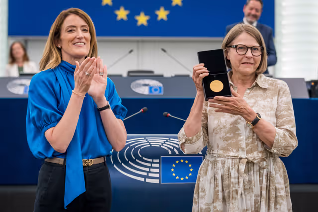 Fotografi 10: Medal Award Ceremony for Outgoing Members