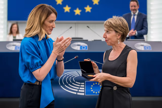 Fotografi 9: Medal Award Ceremony for Outgoing Members