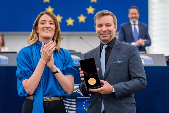 Fotografi 8: Medal Award Ceremony for Outgoing Members