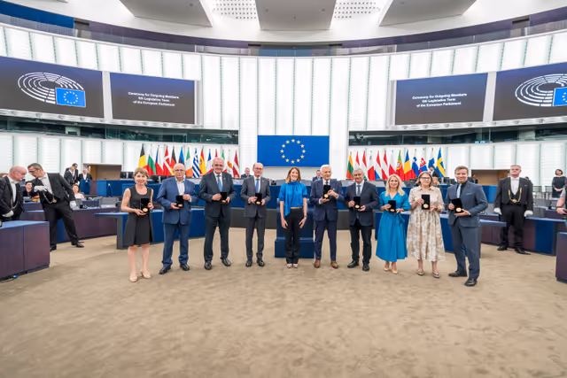 Fotografi 6: Medal Award Ceremony for Outgoing Members