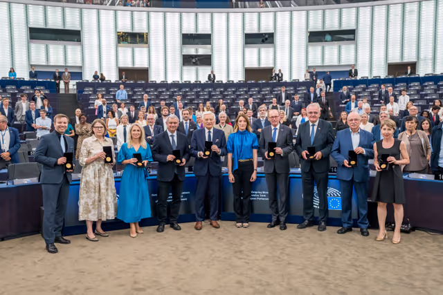 Fotografi 3: Medal Award Ceremony for Outgoing Members