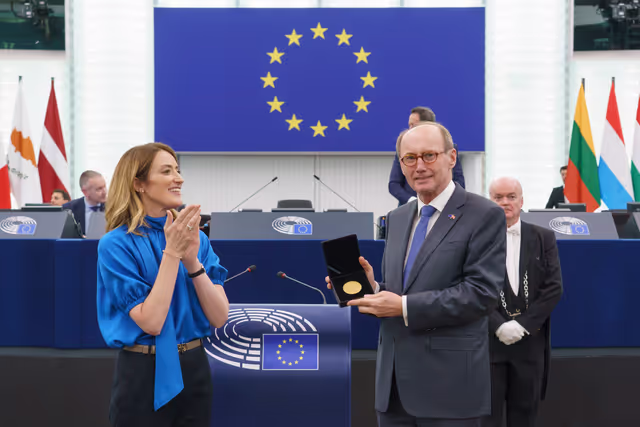 Fotografi 48: Medal Award Ceremony for Outgoing Members