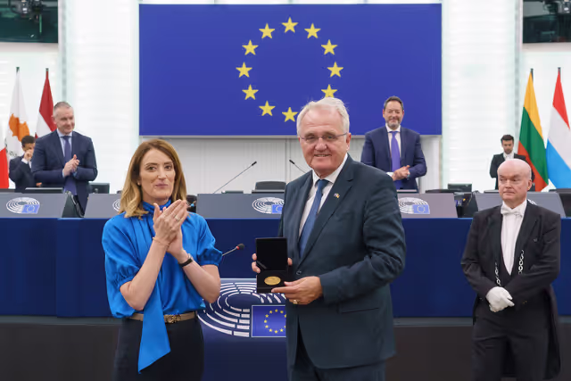 Fotografi 44: Medal Award Ceremony for Outgoing Members