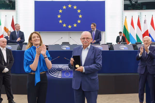 Fotografi 33: Medal Award Ceremony for Outgoing Members