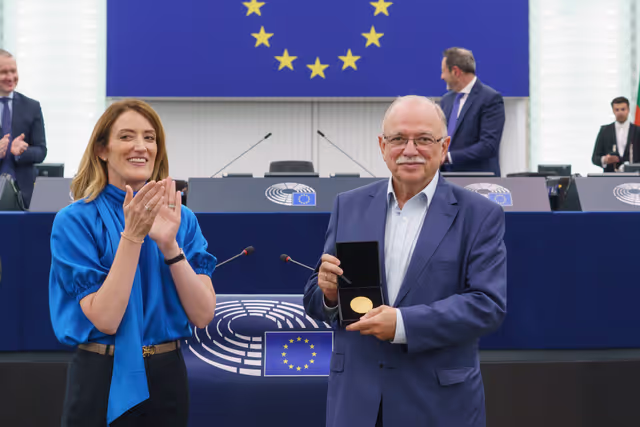 Fotografi 37: Medal Award Ceremony for Outgoing Members