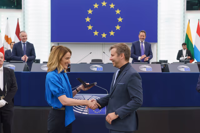 Fotografi 32: Medal Award Ceremony for Outgoing Members