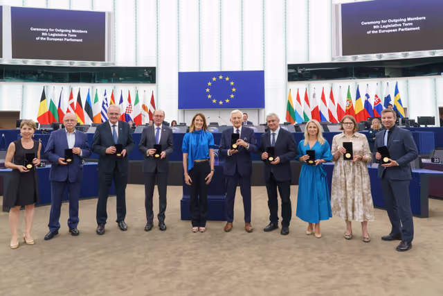 Fotografi 29: Medal Award Ceremony for Outgoing Members