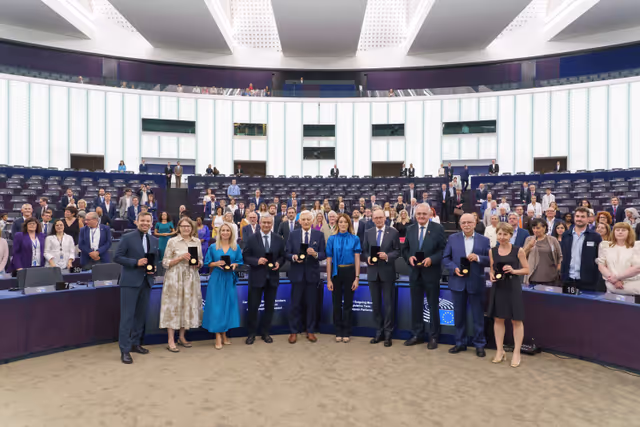 Fotografi 18: Medal Award Ceremony for Outgoing Members