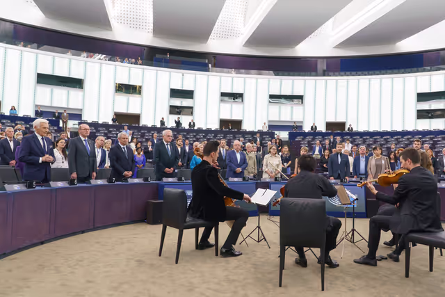 Fotografi 1: Medal Award Ceremony for Outgoing Members