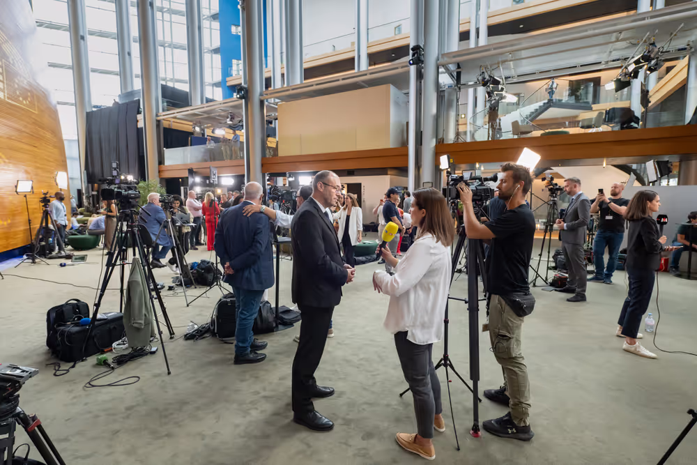Illustration of journalists working around the Plenary chamber