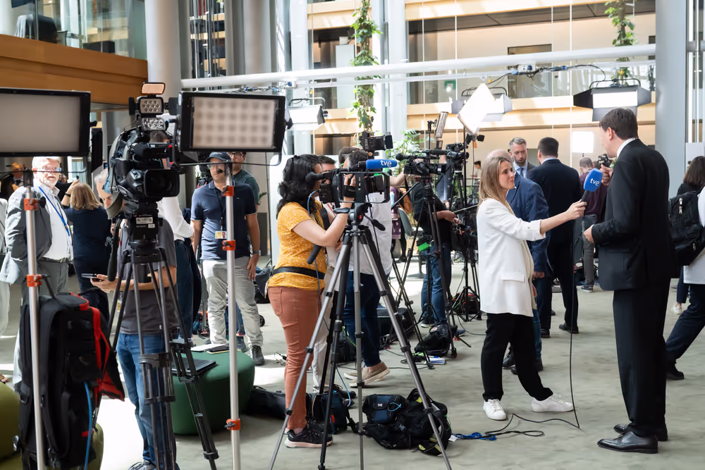 Illustration of journalists working around the Plenary chamber