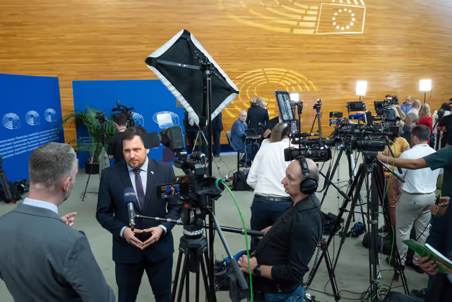 Nuotrauka 4: Illustration of journalists working around the Plenary chamber