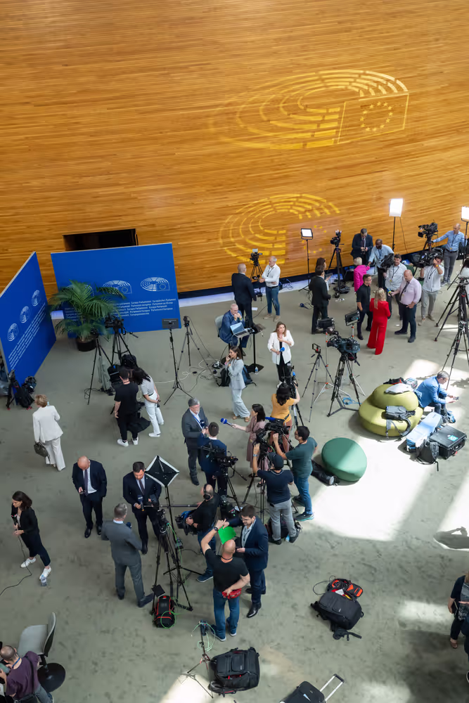 Illustration of journalists working around the Plenary chamber