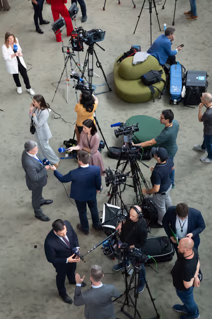 Nuotrauka 2: Illustration of journalists working around the Plenary chamber