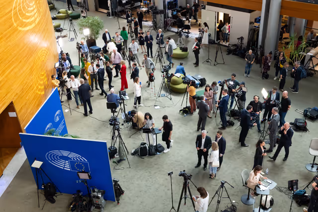 Nuotrauka 1: Illustration of journalists working around the Plenary chamber