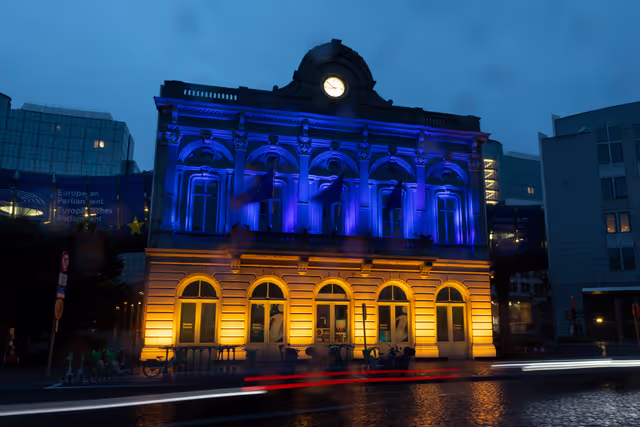 Fotografi 5: Anniversary of the Ukrainian Independence Day - Station Europe building in Brussels illuminated with the colours of the Ukrainian flag