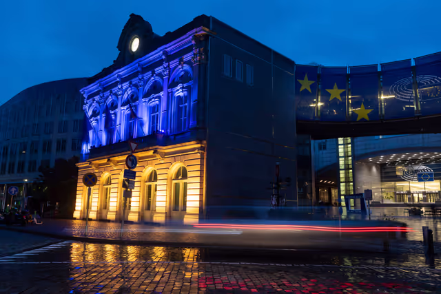Fotografi 2: Anniversary of the Ukrainian Independence Day - Station Europe building in Brussels illuminated with the colours of the Ukrainian flag