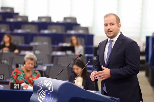 Foto 50: EP Plenary session - Commission statement - Need to prevent security threats like the Solingen attack through addressing illegal migration and effective return