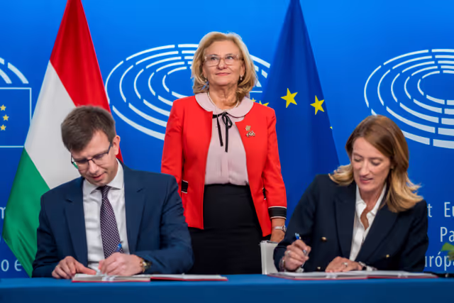 Fotografi 9: LEX signing ceremony in presence of Roberta METSOLA, EP President and János BOKA, Hungarian Minister for European Affairs, on behalf of the Hungarian Presidency