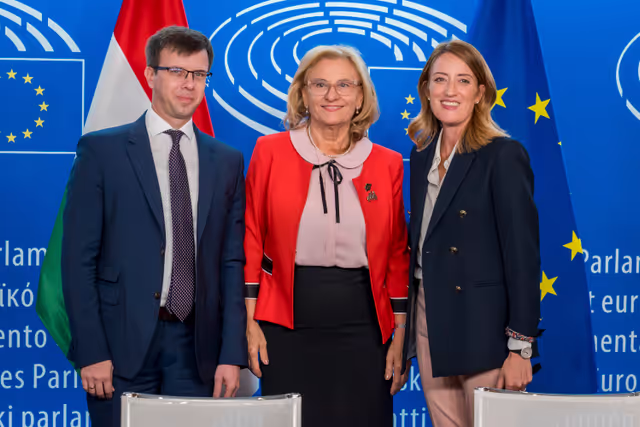 Fotografi 8: LEX signing ceremony in presence of Roberta METSOLA, EP President and János BOKA, Hungarian Minister for European Affairs, on behalf of the Hungarian Presidency