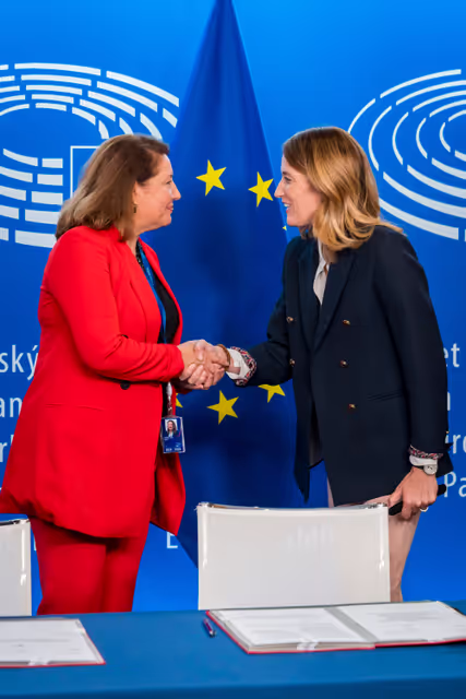 Fotografi 7: LEX signing ceremony in presence of Roberta METSOLA, EP President and János BOKA, Hungarian Minister for European Affairs, on behalf of the Hungarian Presidency