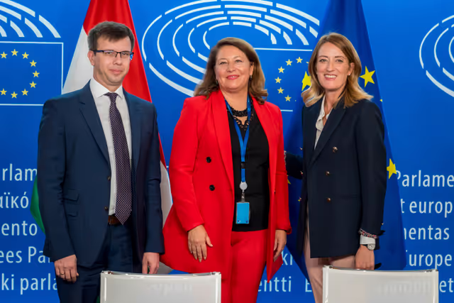 Fotografi 1: LEX signing ceremony in presence of Roberta METSOLA, EP President and János BOKA, Hungarian Minister for European Affairs, on behalf of the Hungarian Presidency